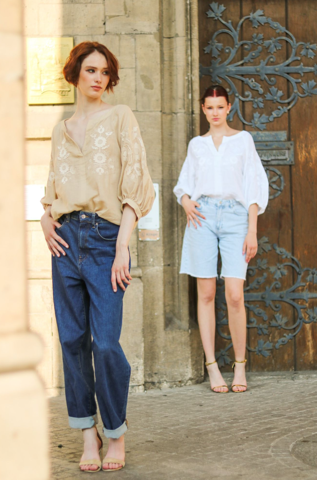 Dunkelblaue Jeans und Beige Bluse